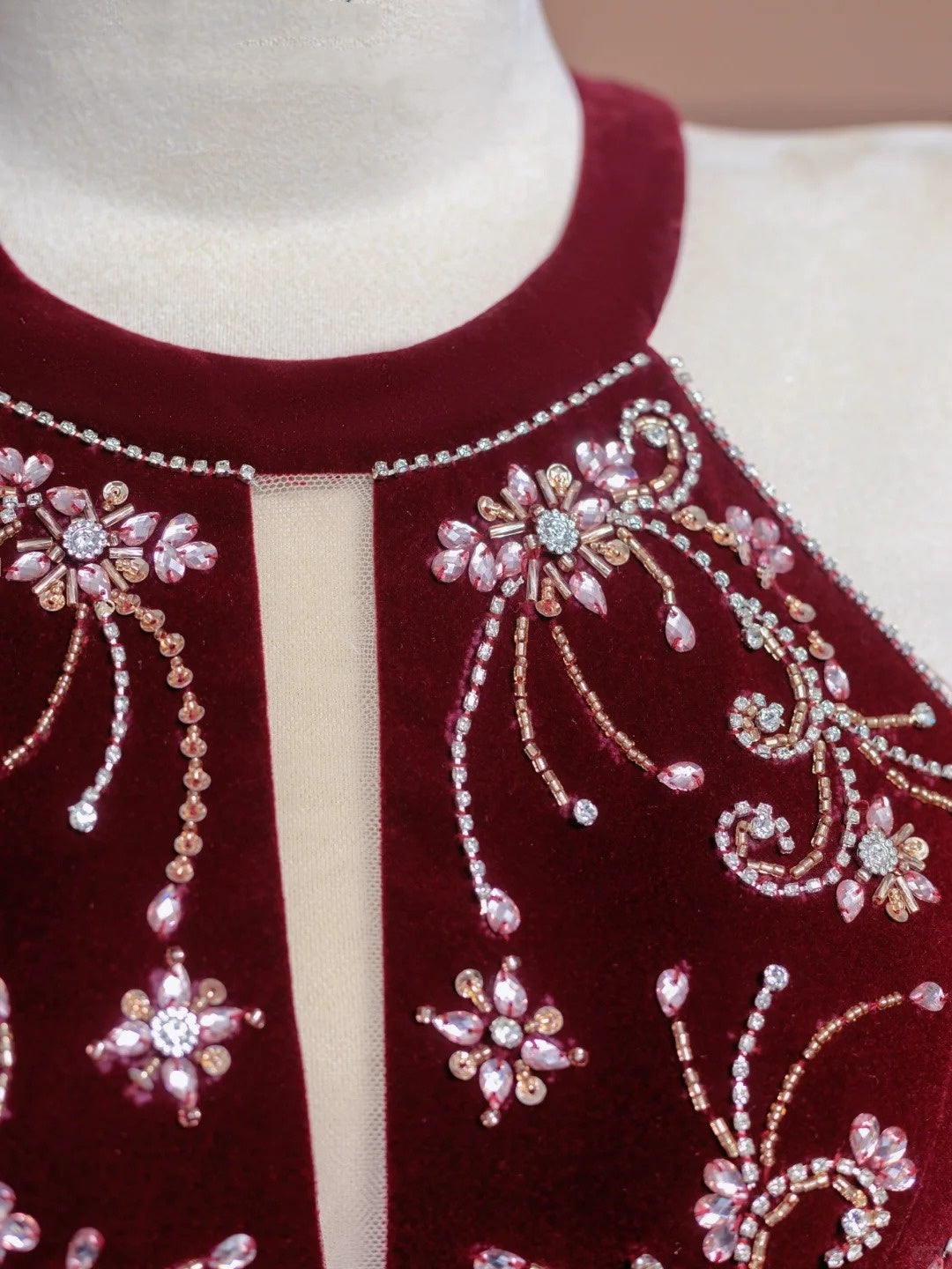 Rotes, perlenbesetztes, langes, bodenlanges Ballkleid aus Samt, NV5051