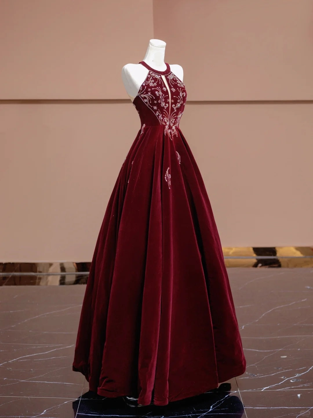 Rotes, perlenbesetztes, langes, bodenlanges Ballkleid aus Samt, NV5051