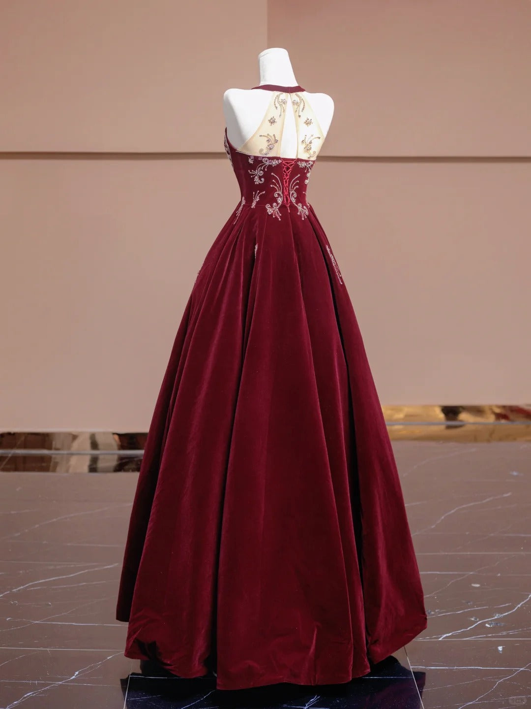 Rotes, perlenbesetztes, langes, bodenlanges Ballkleid aus Samt, NV5051