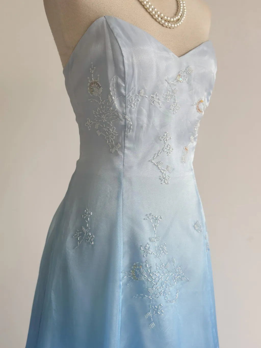 NiceVestidos-Blue and white exquisite floral fashion gradient tube top long floor-length ball gown graduation dress nv5523