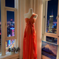 Leuchtend orangefarbenes, mattes, rückenfreies One-Shoulder-Kleid mit Twist-Knoten – luxuriöses Maxikleid mit drapierter Schärpe NV6783