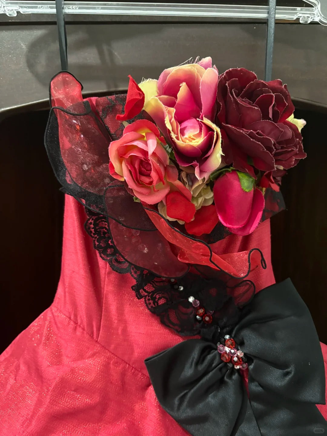 Rotes bodenlanges Ballkleid aus floralem Spitzentüll nv5170