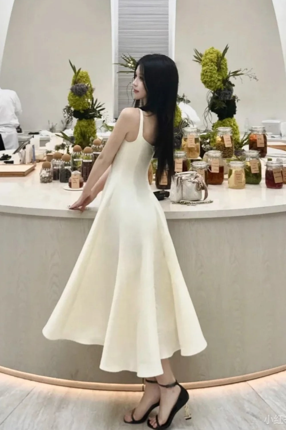 NiceVestidos - Mittellanges Homecoming-Kleid, Geburtstagskleid, zartes weißes Kleid aus Satin, NV5670