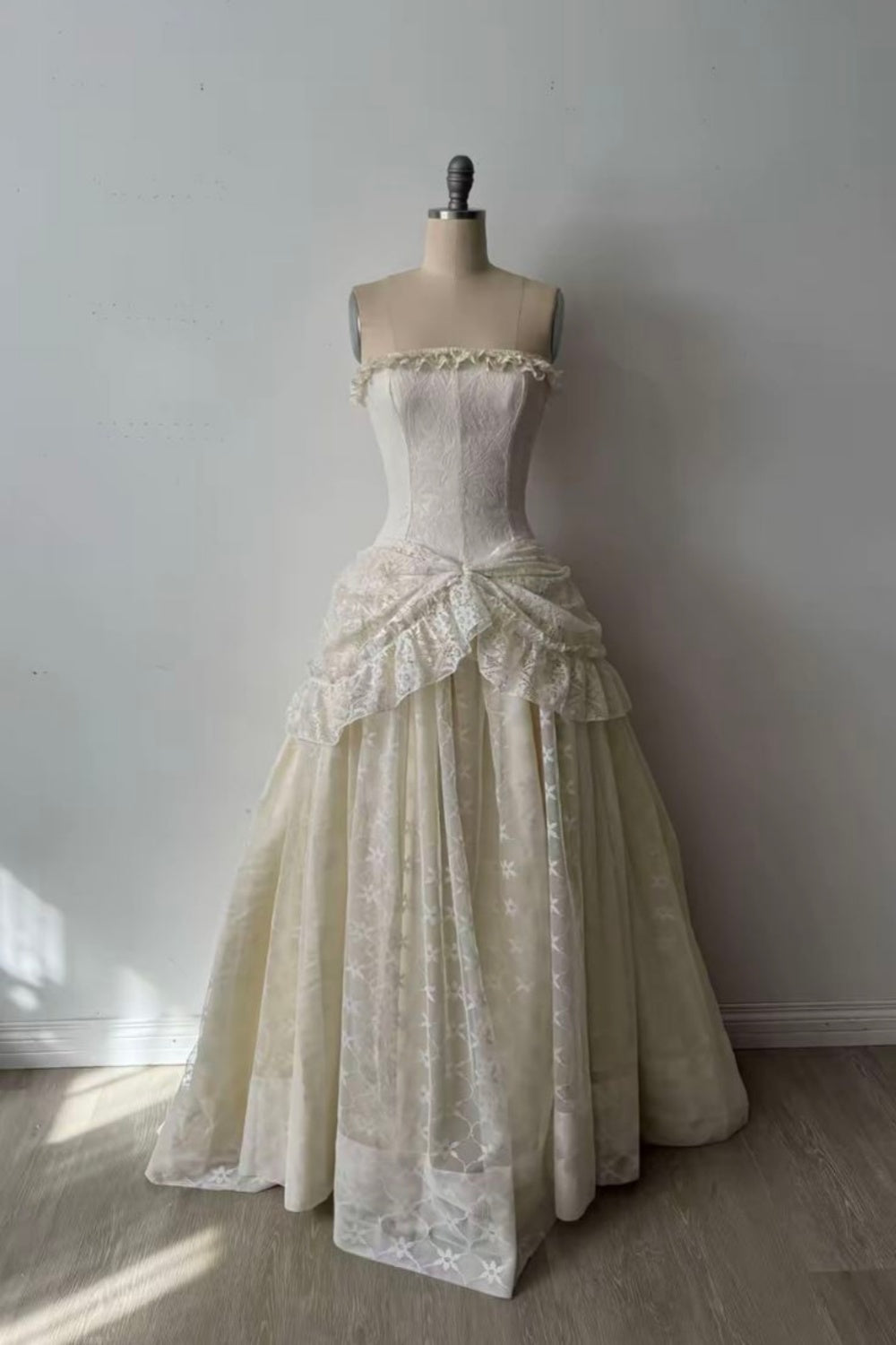 NiceVestidos--Vintage Strapless Lace High-End Wedding Dress, Court Style Corset 3D Floral Embellished Ball Gown for Retro Wedding NV5891