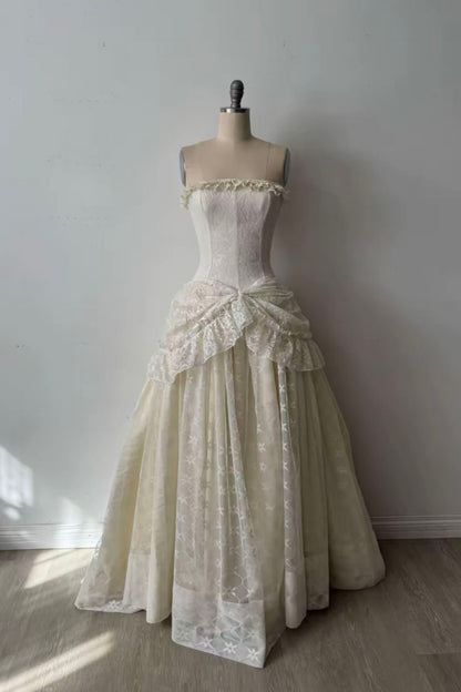 NiceVestidos--Vintage Strapless Lace High-End Wedding Dress, Court Style Corset 3D Floral Embellished Ball Gown for Retro Wedding NV5891