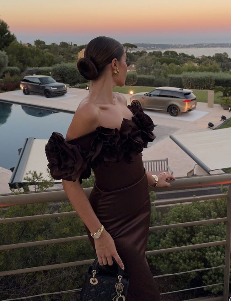 Robe de soirée longue en satin marron à épaules dénudées et coupe ajustée nv2276