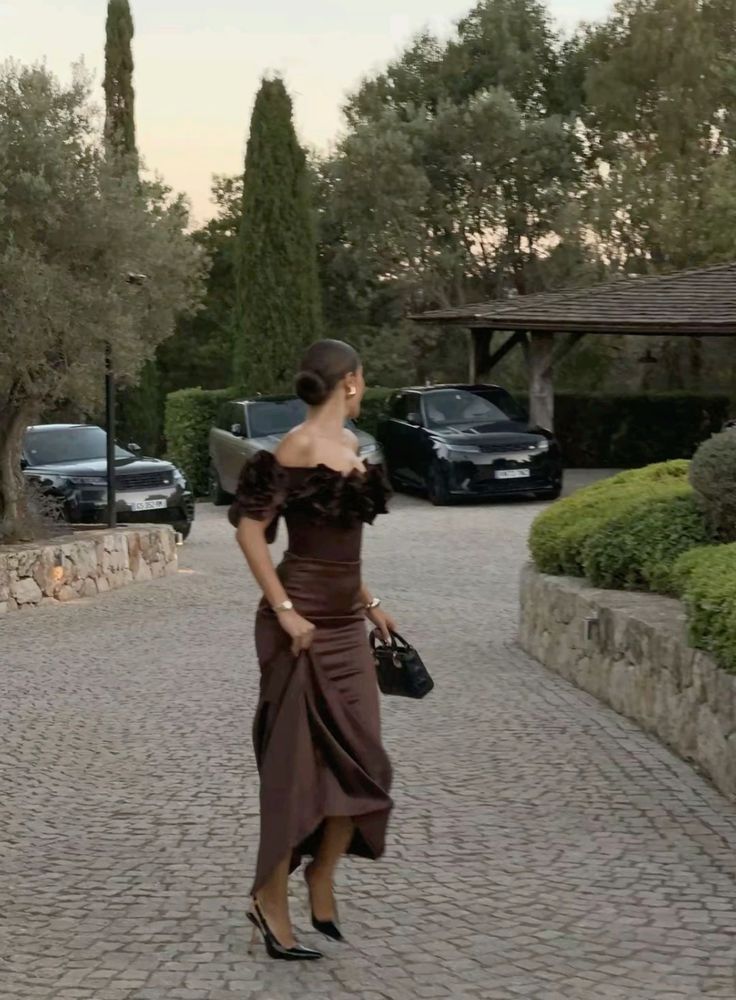 Robe de soirée longue en satin marron à épaules dénudées et coupe ajustée nv2276