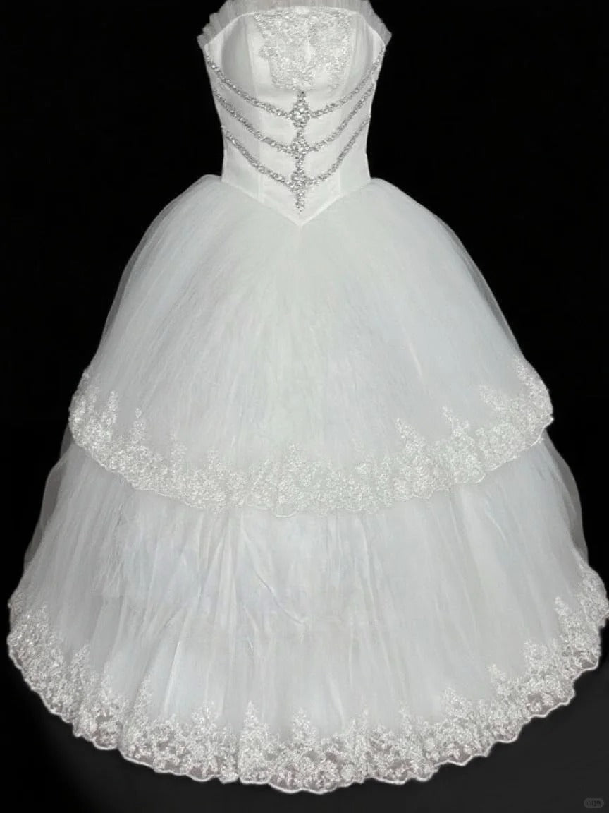 Weißes, zartes, perlenbesetztes, elegantes, langes Ballkleid aus Spitze und Tüll, nv4923