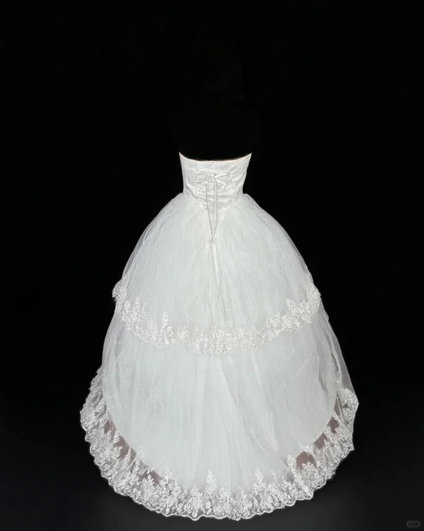 Weißes, zartes, perlenbesetztes, elegantes, langes Ballkleid aus Spitze und Tüll, nv4923