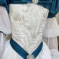 Retro-Ballkleid im Hofstil, weiß-blau kontrastierend bestickt, schulterfrei – Mittelalter-Mottoparty- und Cosplay-Kleid NV6389
