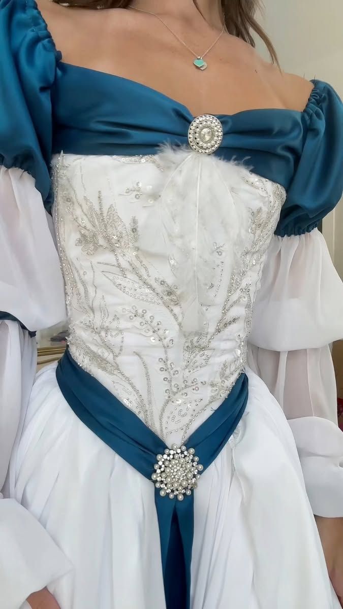 Retro-Ballkleid im Hofstil, weiß-blau kontrastierend bestickt, schulterfrei – Mittelalter-Mottoparty- und Cosplay-Kleid NV6389