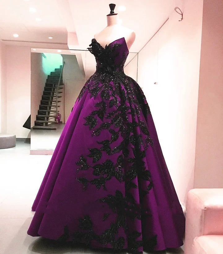 Burgunderrotes, wunderschönes, exquisites, langes Ballkleid aus Satin mit Blumenapplikationen, nv3369