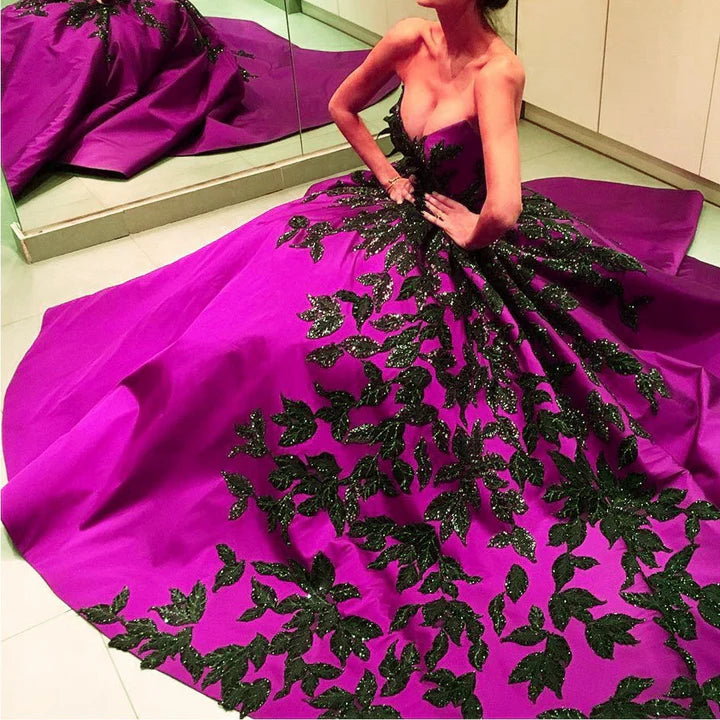 Burgunderrotes, wunderschönes, exquisites, langes Ballkleid aus Satin mit Blumenapplikationen, nv3369