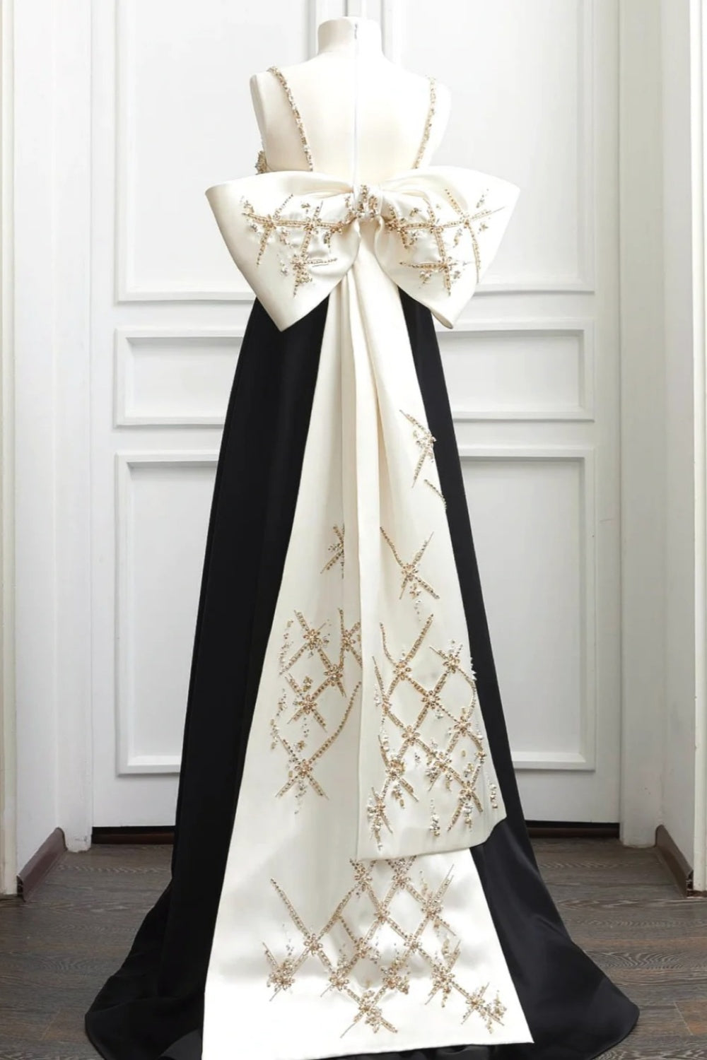 NiceVestidos-Black And White Luxurious Formal Evening Gown With Gold Beading NV6093