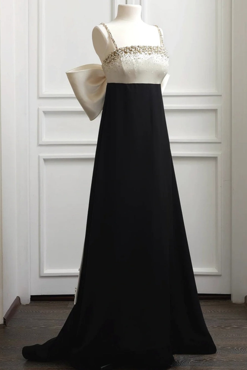 NiceVestidos-Black And White Luxurious Formal Evening Gown With Gold Beading NV6093