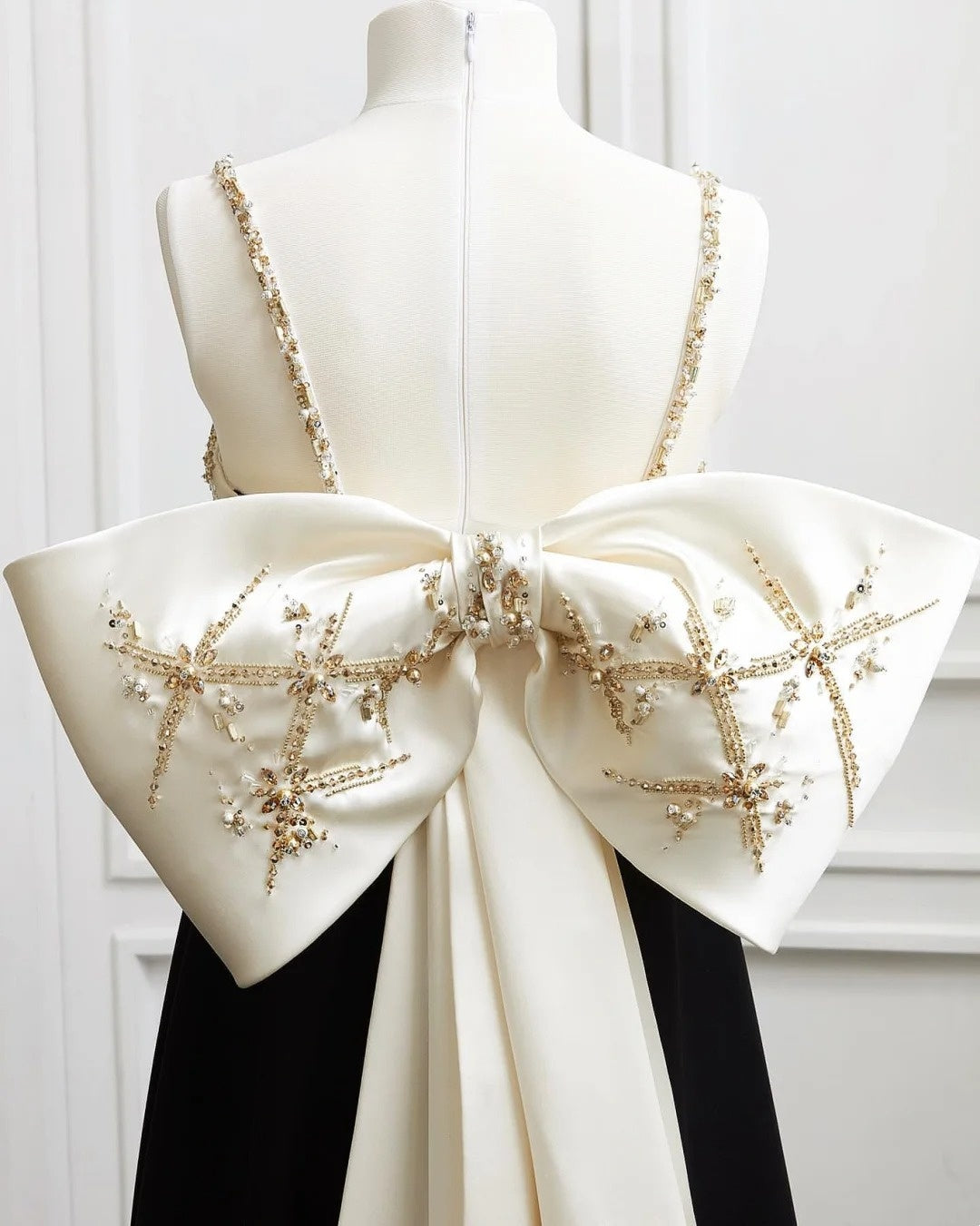 NiceVestidos-Black And White Luxurious Formal Evening Gown With Gold Beading NV6093