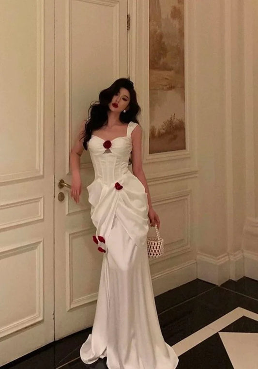 Weißes, mit roten Rosen verziertes Satin-Langballkleid, Partykleid, Abendkleid nv2319