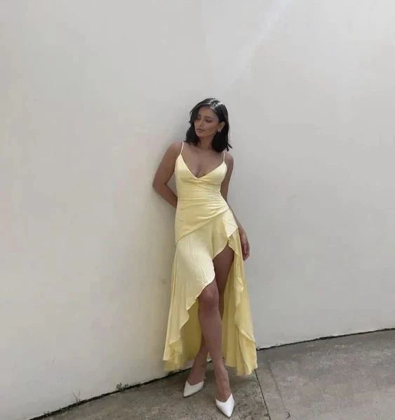 Gelbes Spaghettiträger-Rüschen-unregelmäßiger Saum, langes Ballkleid, Abendkleid, Partykleid, NV2310