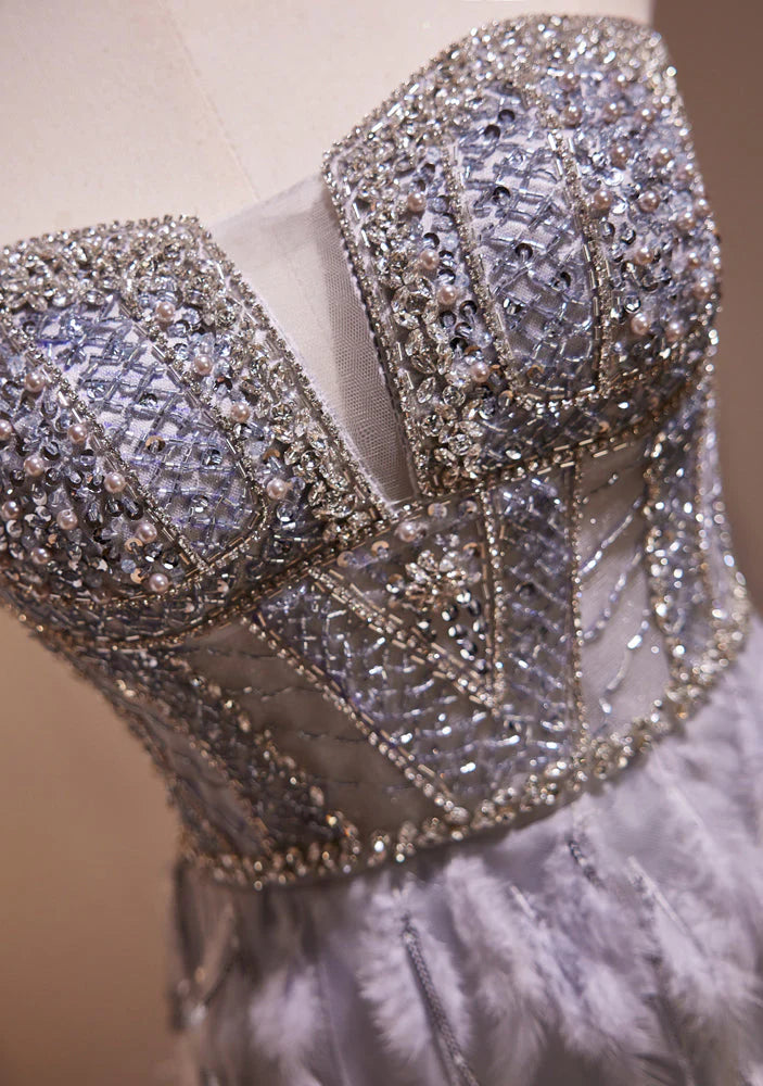 Robe de soirée longue sirène en tulle pailleté à épaules dénudées avec plumes perlées nv2048