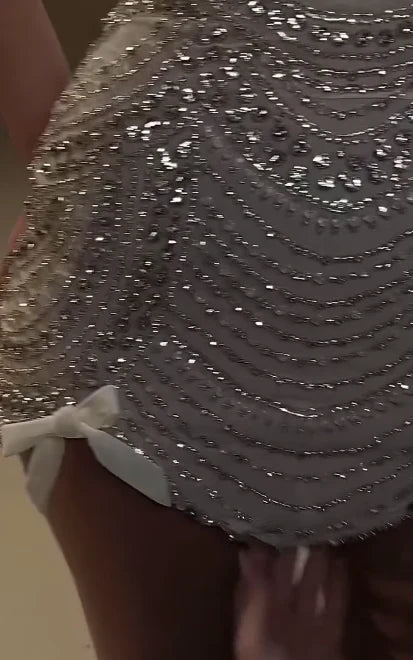 Silbernes, wunderschönes, luxuriöses, atemberaubendes, figurbetontes, kurzes Ballkleid mit Perlenbesatz, Heimkehrkleid, Geburtstagskleid, nv4795