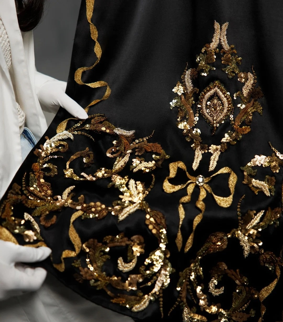 Robe de soirée de cérémonie luxueuse et glamour noire et dorée à perles, modèle NV6095 de NiceVestidos