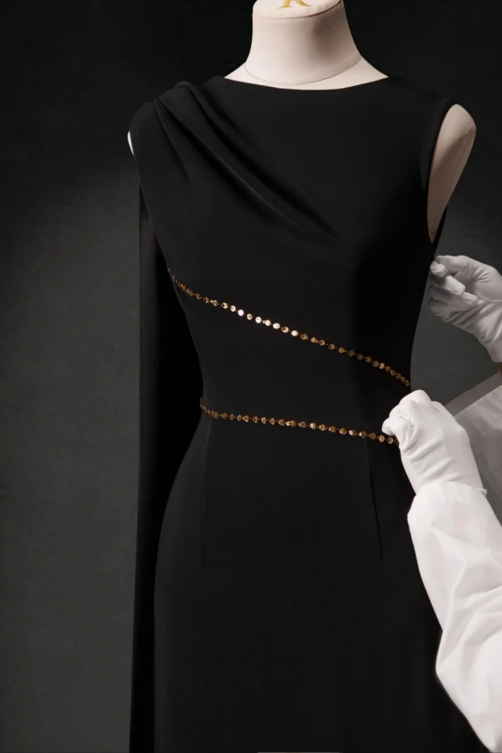 Robe de soirée de cérémonie luxueuse et glamour noire et dorée à perles, modèle NV6095 de NiceVestidos