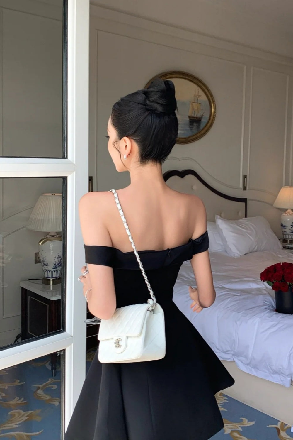 Schwarzes schulterfreies Minikleid im Hepburn-Stil: Rückenfreier Ausschnitt, bauschiger Rock, Abendkleid im Diva-Stil NV6413