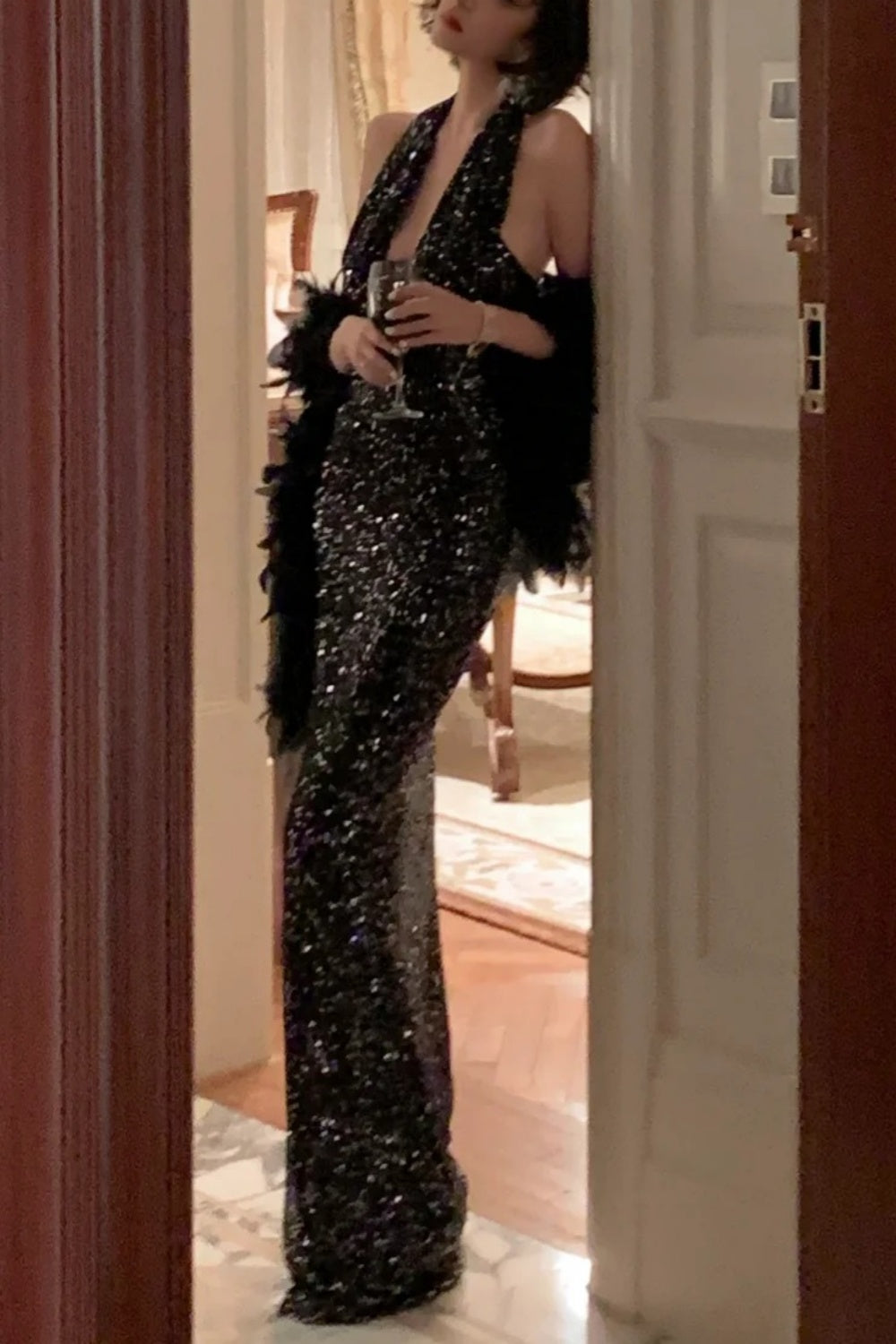 Schwarzes Pailletten-Meerjungfrauenkleid mit Neckholder: Tiefer V-Ausschnitt am Rücken, taillierte Schleppe, hochwertiges Abendkleid NV6411