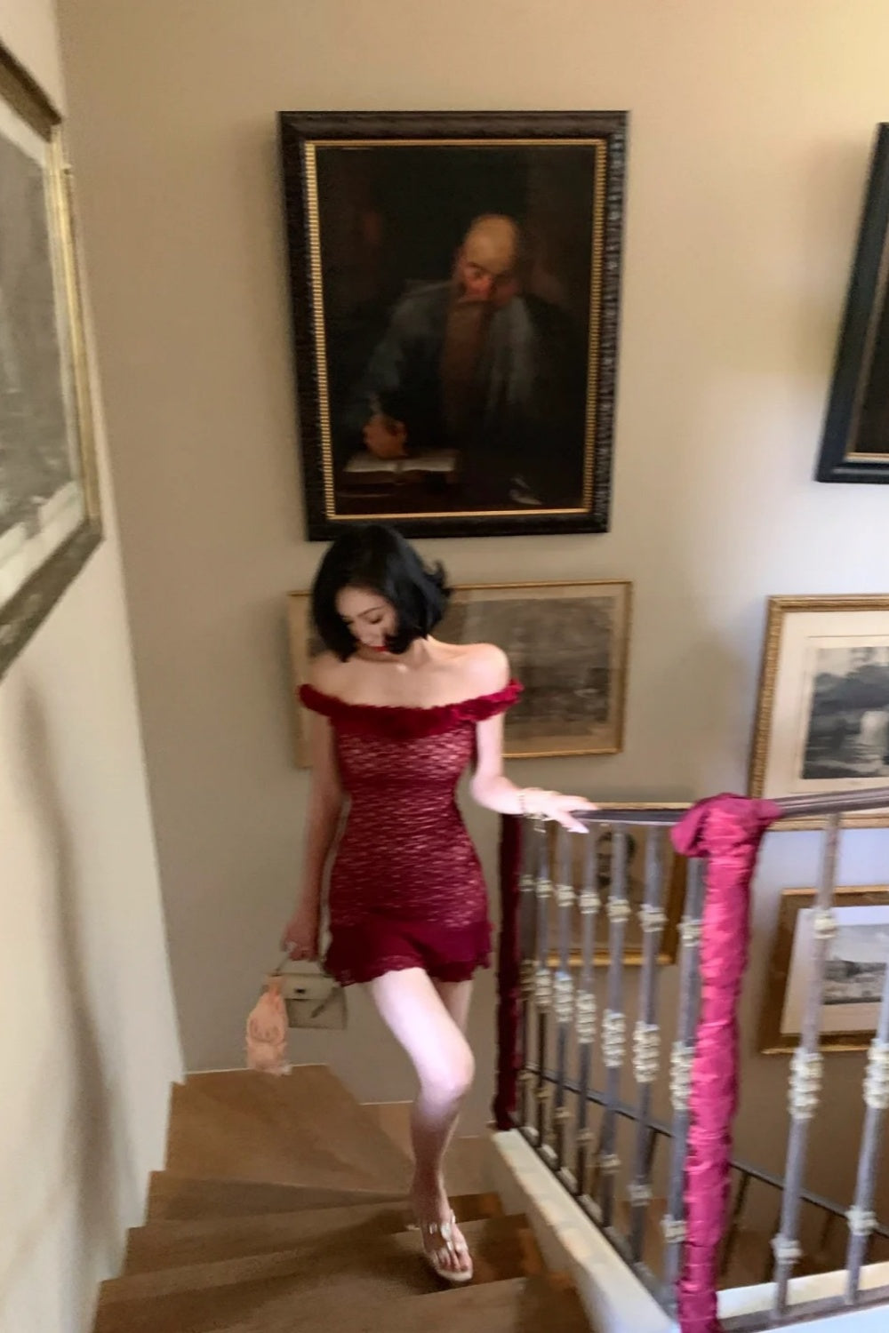 Burgunderfarbenes Minikleid aus Spitze mit Carmen-Ausschnitt: Rüschensaum, figurbetont, im angesagten französischen Retro-Stil NV6404