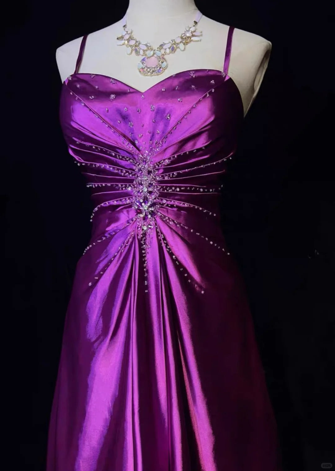 Lila Perlenbesetztes elegantes langes Satin-Ballkleid, Abendkleid, NV4929