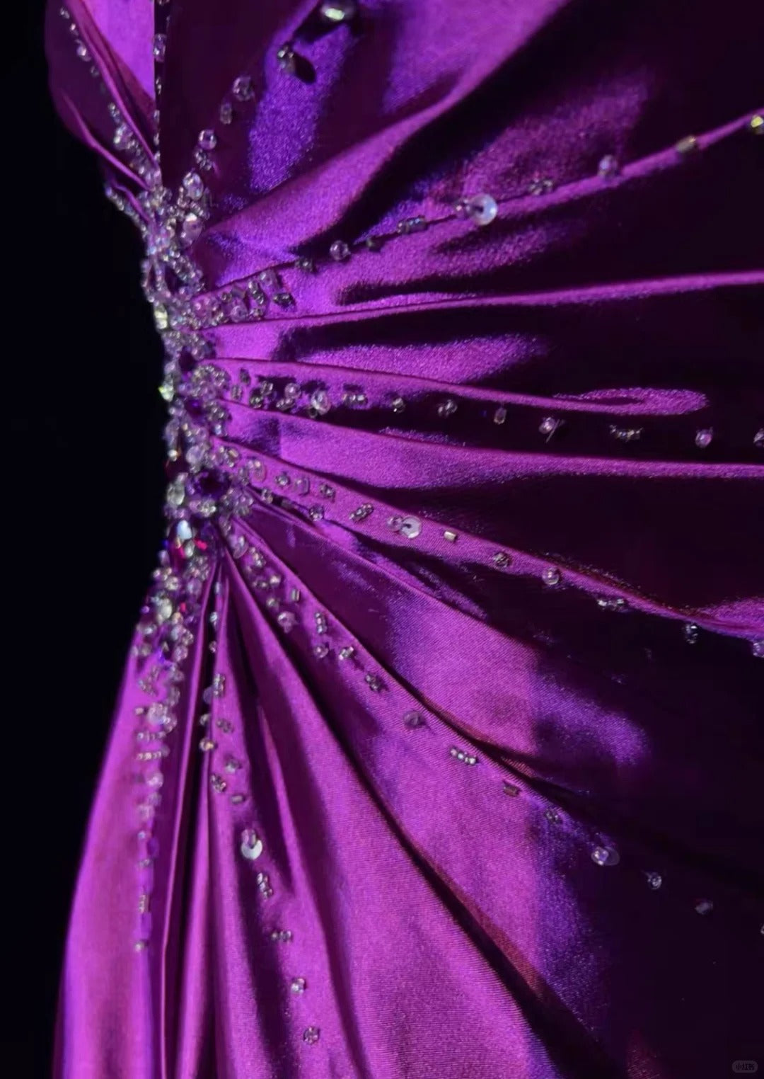 Lila Perlenbesetztes elegantes langes Satin-Ballkleid, Abendkleid, NV4929