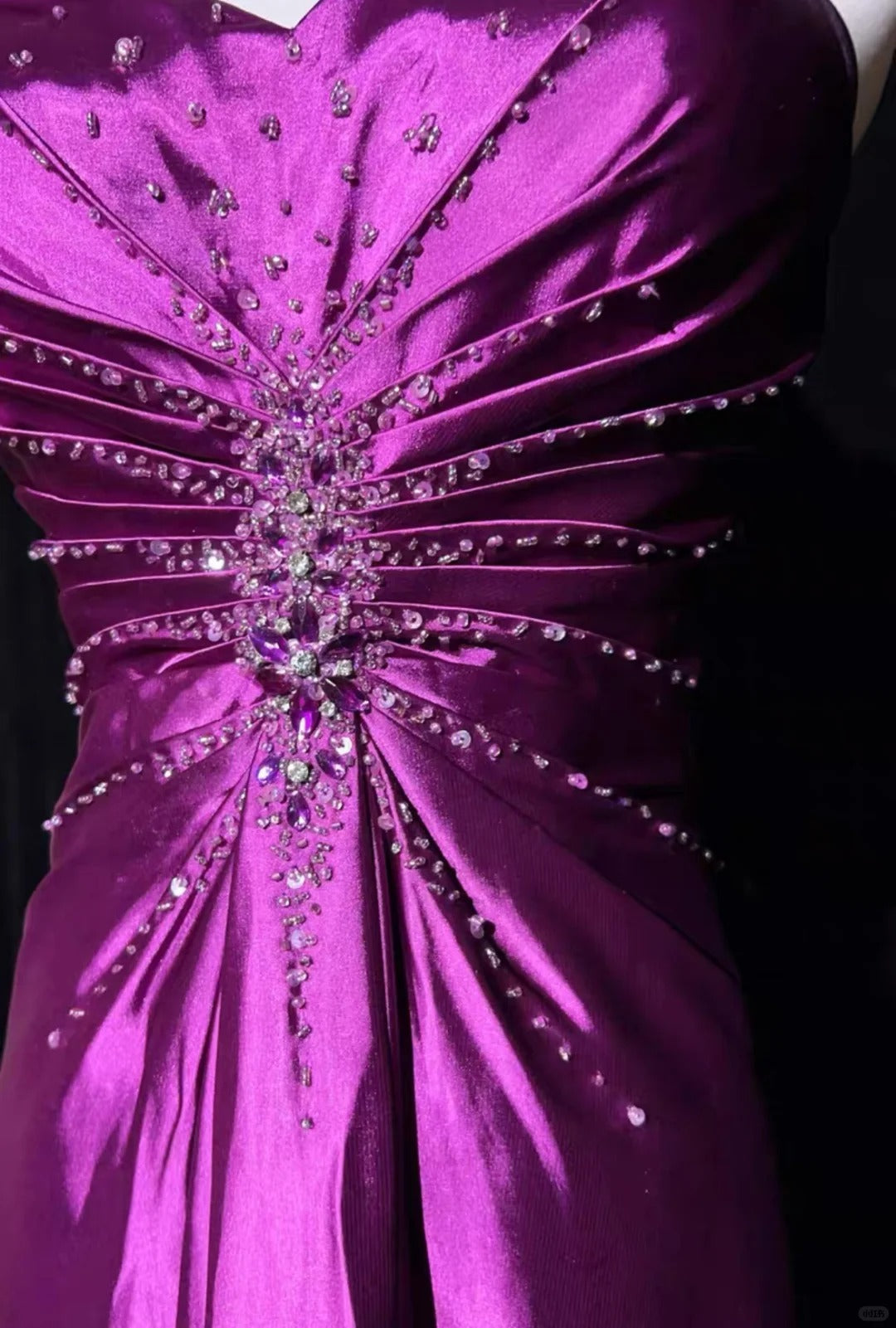 Lila Perlenbesetztes elegantes langes Satin-Ballkleid, Abendkleid, NV4929