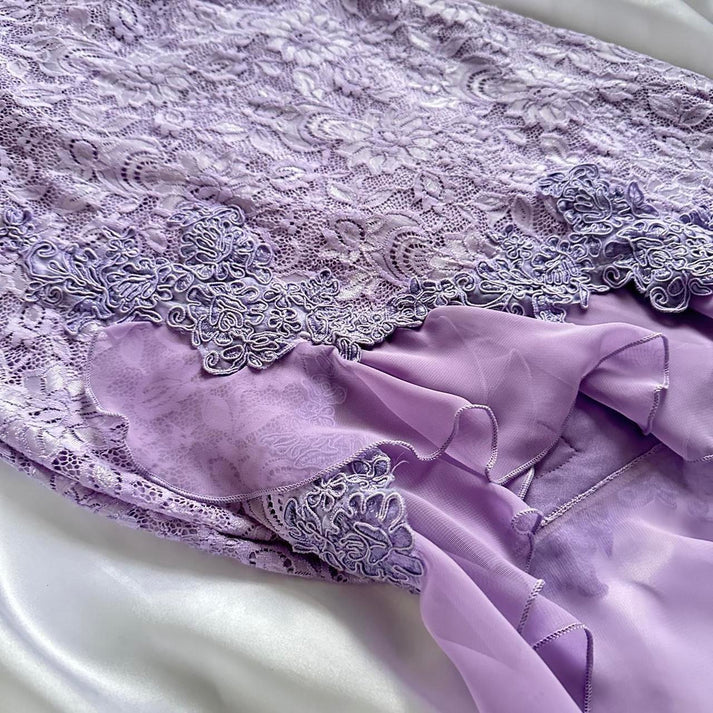 Robe de soirée élégante en dentelle violette délicate, coupe ajustée, longue, nv3422