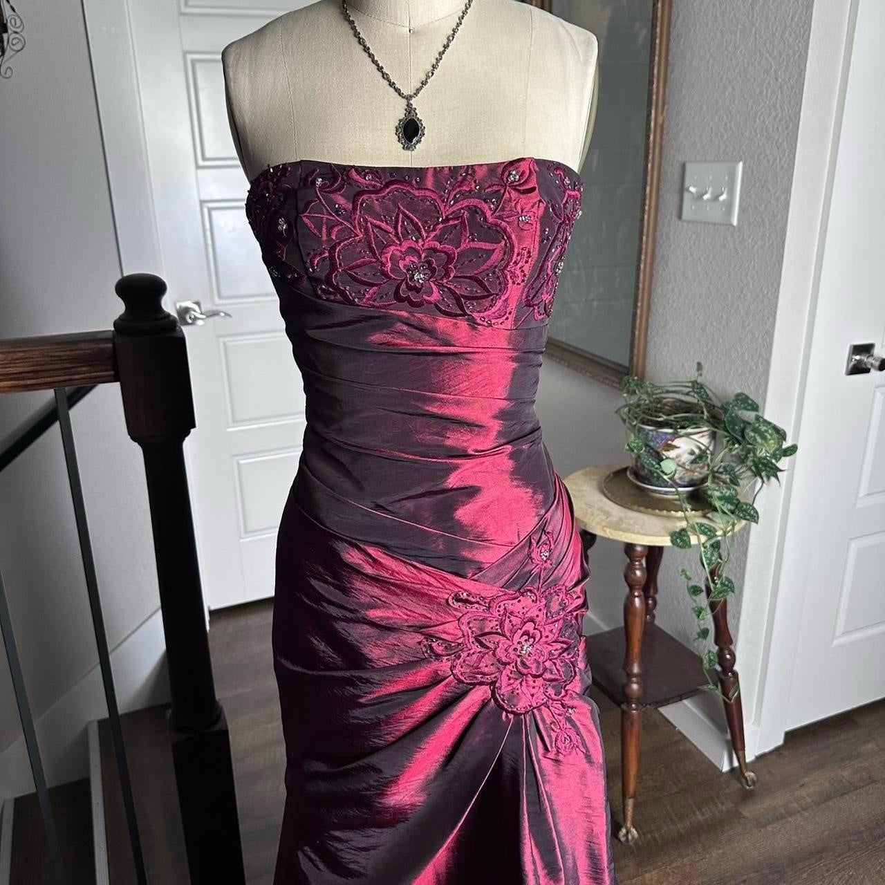 Burgunderrot Vintage-Mode Elegant Exquisite Blumen Perlen Lange Satin Ballkleid Abendkleid Partykleid Ballkleid nv3924
