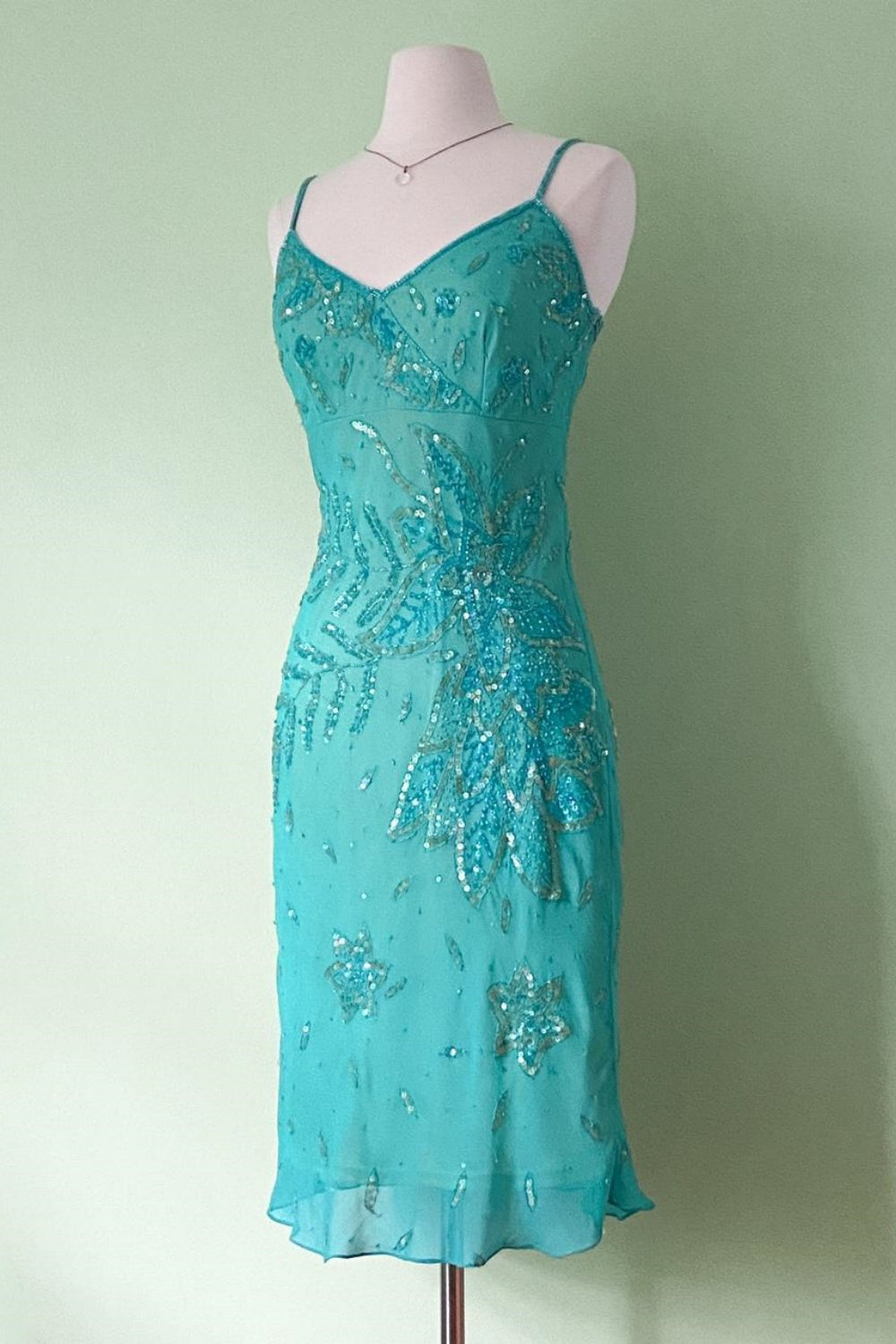 NiceVestidos – Blaues, zartes, geblümtes, kurzes Chiffon-Abendkleid mit Perlen NV5652