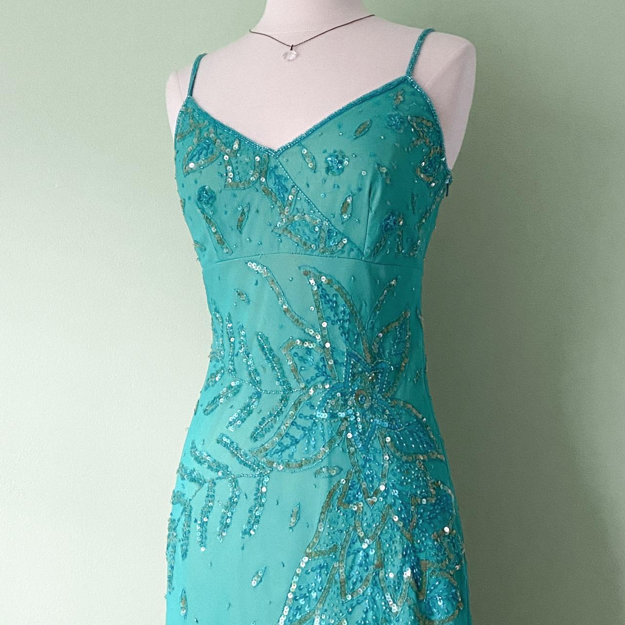 NiceVestidos – Blaues, zartes, geblümtes, kurzes Chiffon-Abendkleid mit Perlen NV5652