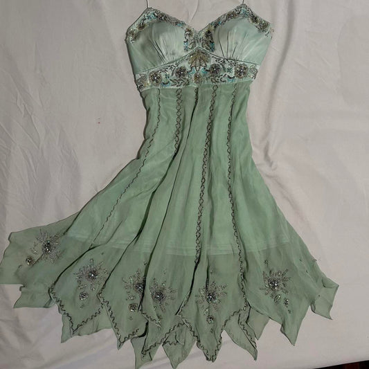 NiceVestidos – Grünes, zartes, perlenbesetztes, kurzes Chiffon-Heimkehrkleid NV5688