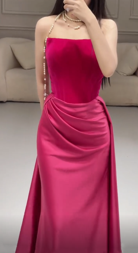 Rosa schlichte, modische, elegante Tube-Top-Schulterfrei, langer Samt mit Satinnähten, plissiertes langes Abendkleid, Ballkleid, Partykleid, NV2610