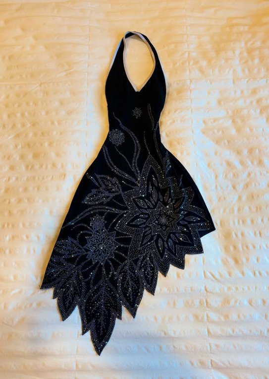 Robe de soirée courte noire en satin à fleurs et perles brillantes, tenue d'anniversaire nv4502