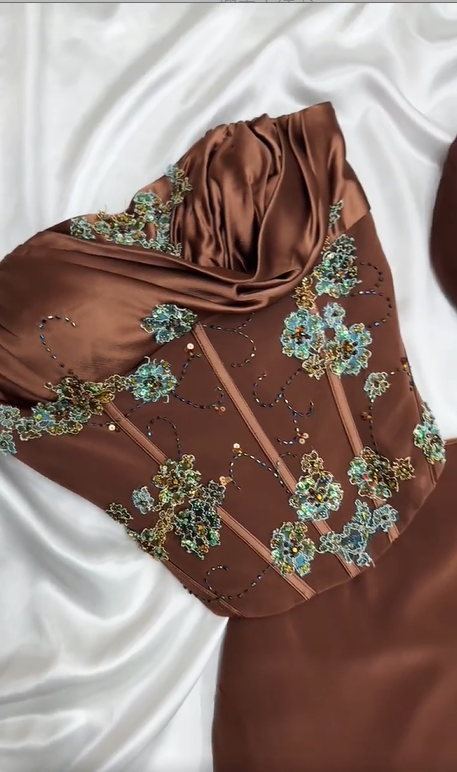 Robe de soirée longue en satin à fleurs et perles, couleur marron chocolat soyeux, vintage, nv5136