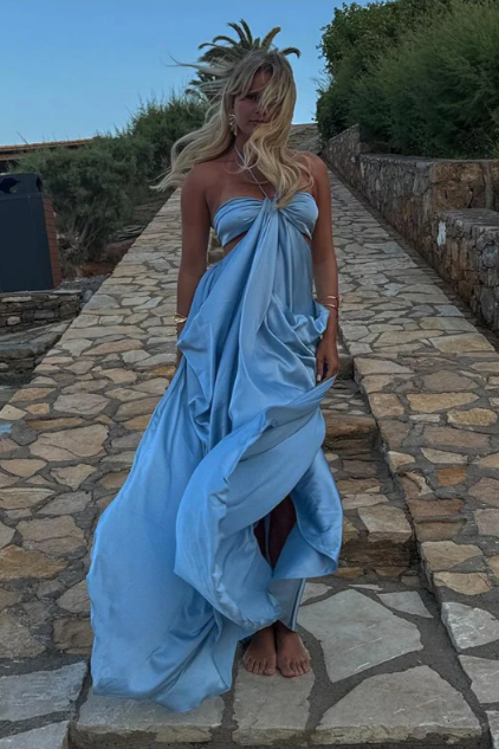 Modisches, elegantes, schulterfreies, langes Satin-Ballkleid mit Trägern in Blau, NV5215