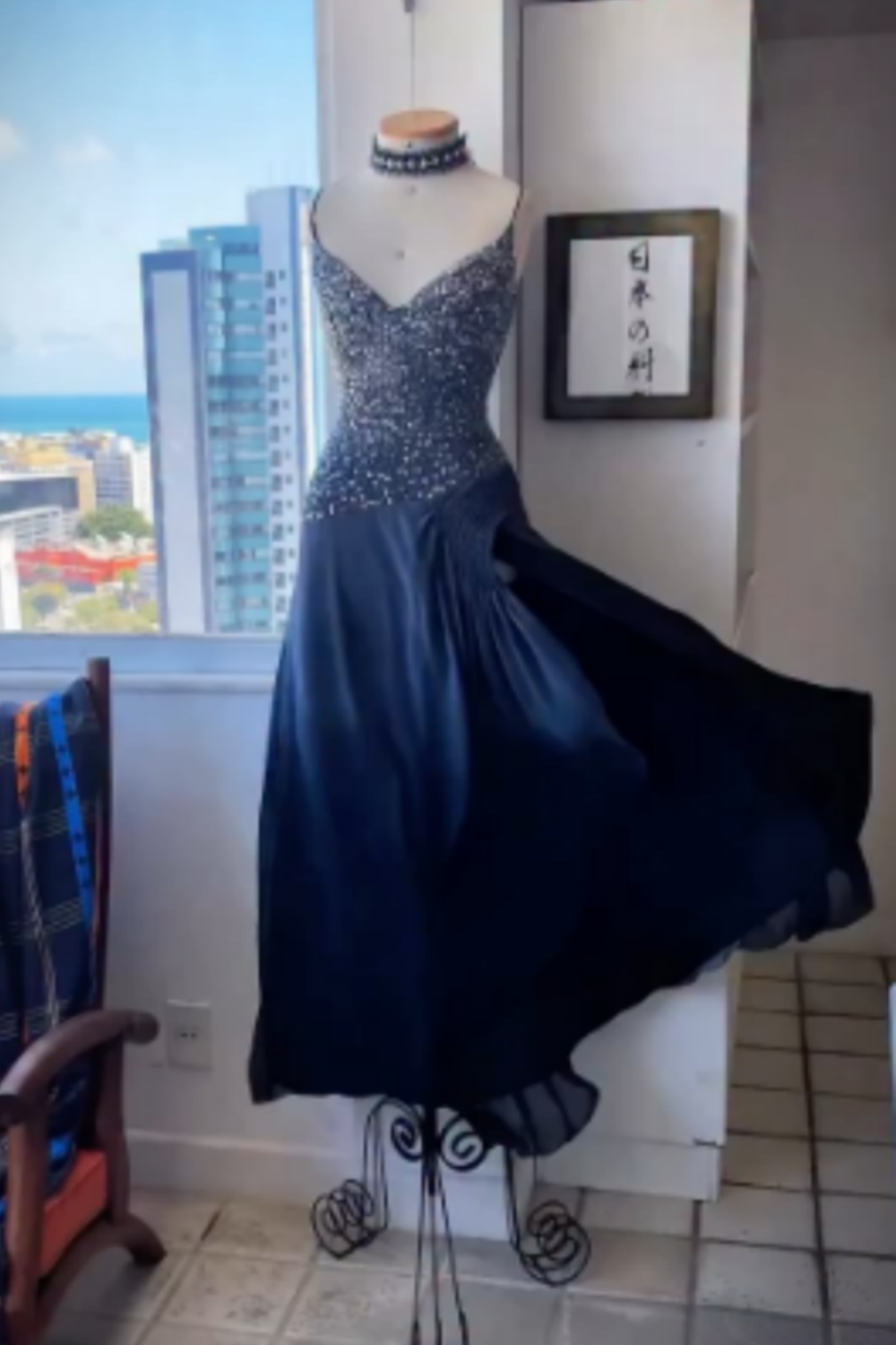 NiceVestidos - Robe de bal longue en mousseline de soie bleu marine, exquise et perlée, Nv5628