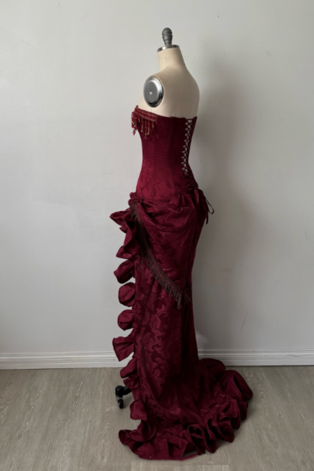 NiceVestidos-Burgunderfarbenes, exquisites, perlenbesetztes, langes Satin-Abendkleid NV6154