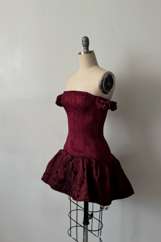 NiceVestidos-Burgunderfarbenes, exquisites, perlenbesetztes, kurzes Satin-Abendkleid NV6156