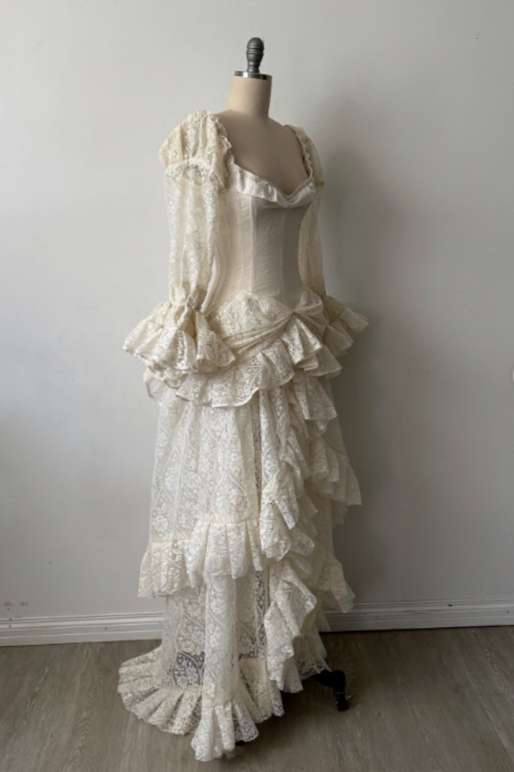 NiceVestidos-_long sleeves prom Long, exquisite lace ball gown NV6031