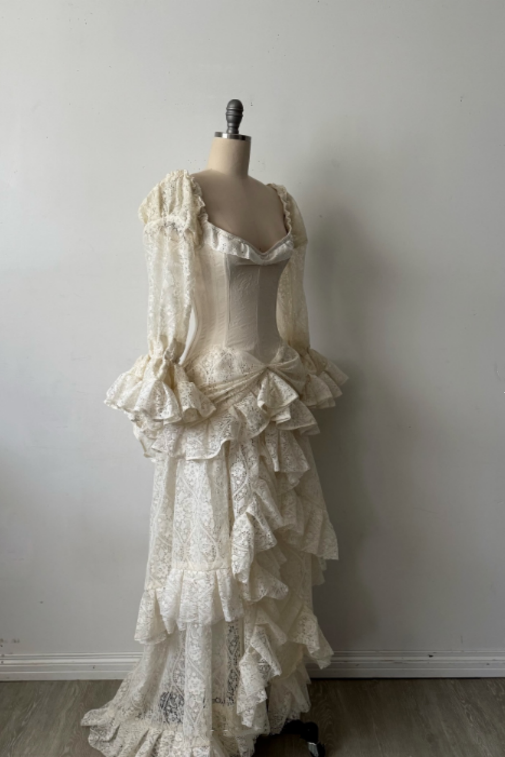 NiceVestidos-_long sleeves prom Long, exquisite lace ball gown NV6031