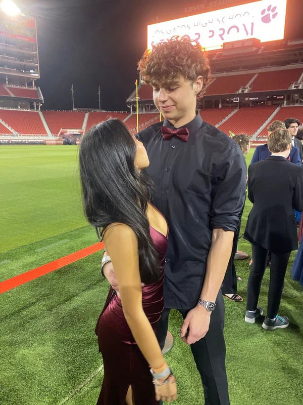 Dunkelviolettes stilvolles, elegantes, langes, rückenfreies Ballkleid aus Satin, NV3626