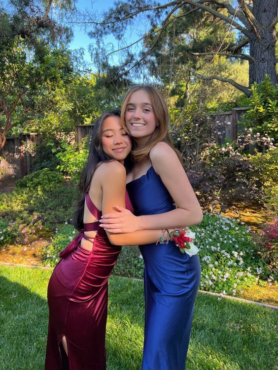 Dunkelviolettes stilvolles, elegantes, langes, rückenfreies Ballkleid aus Satin, NV3626