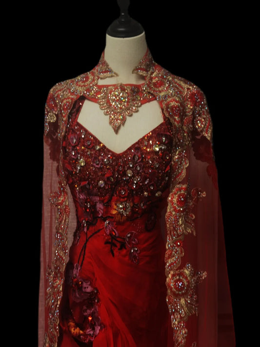 Rotes luxuriöses, wunderschönes, elegantes, exquisites, mit Edelsteinen verziertes, florales Perlendetail, langes, bodenlanges Satin-Tüll-Ballkleid, Abendkleid, Partykleid, Ballkleid mit Umhang, NV3918