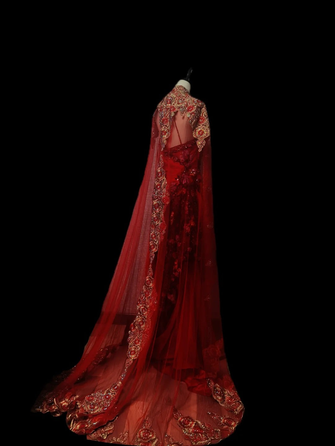 Rotes luxuriöses, wunderschönes, elegantes, exquisites, mit Edelsteinen verziertes, florales Perlendetail, langes, bodenlanges Satin-Tüll-Ballkleid, Abendkleid, Partykleid, Ballkleid mit Umhang, NV3918